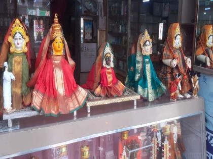 People of Kolhapur, Marathwada, Karnataka are fascinated by Mahalakshmi's Solapuri clothes | कोल्हापूर, मराठवाडा, कर्नाटकवासियांना महालक्ष्मीच्या सोलापुरी वस्त्रांचा मोह