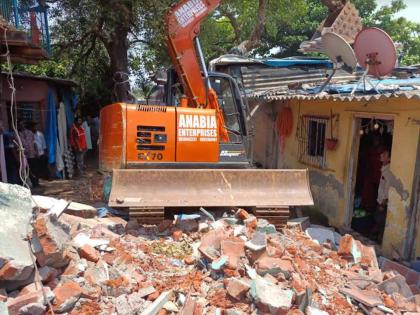 Municipal action against illegal houses in Bhayandar for drain cleaning; The former corporator was arrested by the police | नाले सफाईसाठी भाईंदर मधील बेकायदा घरांवर पालिकेची कारवाई; माजी नगरसेवकाला पोलिसांनी पकडले