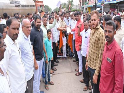 Road Roko Andolan on behalf of the Maratha community in Solapur at Ahilya Devi Chowk | माळशिरस बंद ठेवून प्रमुख चौकात रास्ता रोको; शहरातील सर्व बाजारपेठा बंद