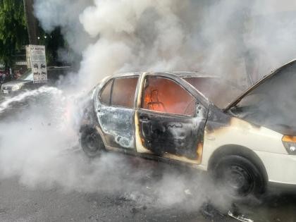 Burning car again in Thane! A speeding car caught fire; Second incident in a row | ठाण्यात पुन्हा बर्निंग कार! धावत्या कारला लागली आग; सलग दुसरी घटना