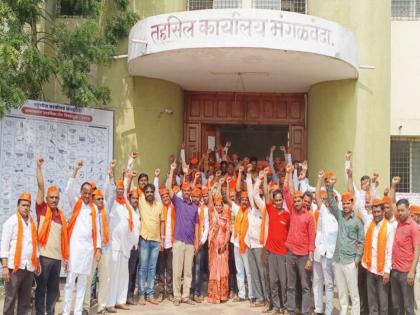 Tehsil operations stopped on Tuesday; The issue of Maratha reservation became serious | मंगळवेढ्यात तहसीलचे कामकाज रोखले;  मराठा आरक्षणाचा मुद्दा गंभीर बनला