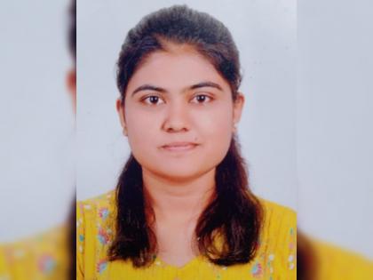 The struggle story of Komal Shinde of Jalgaon to become a PSI | आईच्या दोन ड्युट्या, वडील २५ गावांत कपडे विकतात; लेक जिद्दीने झाली पीएसआय!