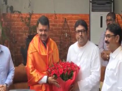 Deputy Chief Minister Devendra Fadnavis reached 'Shivatirth' for Met MNS Chief Raj Thackeray | 'शिवतीर्थ' वर देवेंद्र फडणवीस आणि मनसे प्रमुख राज ठाकरे यांच्यात २ तास बैठक