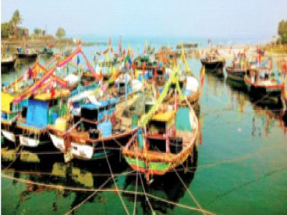 Facing endless difficulties, Koli Bandhav is ready for Holi; Excitement in Murud | अनंत अडचणींचा सामना करत कोळी बांधव होळीसाठी सज्ज; मुरुडमध्ये उत्साह