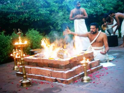 Coronavirus treatment is not classical; Where rituals are performed in the temple and where special havans are performed | Coronavirus:  कोरोनावर शास्त्रीय नव्हे अंधश्रद्धेचे होताहेत उपचार; कुठे मंदिरात अनुष्ठान तर कुठे विशेष हवन