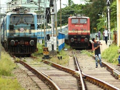 A youth Died while taking selfie in front of Express Train in Aurangabad | सेल्फी काढताना विसरला देहभान; मागून वेगाने मालगाडी येत होती, रेल्वेने हॉर्न वाजवला अन्...