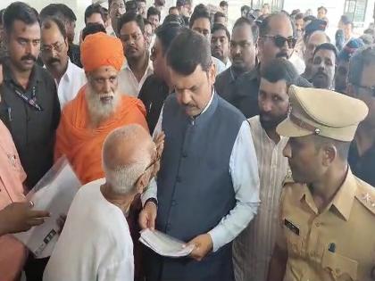 While talking to Deputy Chief Minister Devendra Fadnavis, the old man felt dizzy in solapur | उपमुख्यमंत्री देवेंद्र फडणवीसांशी बोलतानाच वृद्ध व्यक्तीला आली चक्कर, मग..