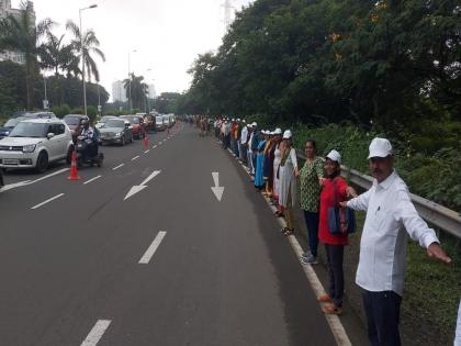 7 km human chain on Palm Beach Road; Public awareness for cleanliness by taking tricolor in hand | पामबीच रोडवर ७ किमी मानवी साखळी; हाती तिरंगा घेत स्वच्छतेसाठी जनजागृती