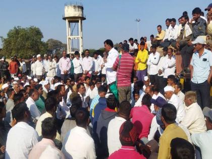 Angry onion growers call off auction due to low price in Nashik Lasalgoan | कमी भाव मिळाल्यामुळे संतप्त कांदा उत्पादकांनी पाडले लिलाव बंद; जोपर्यंत सरकार...