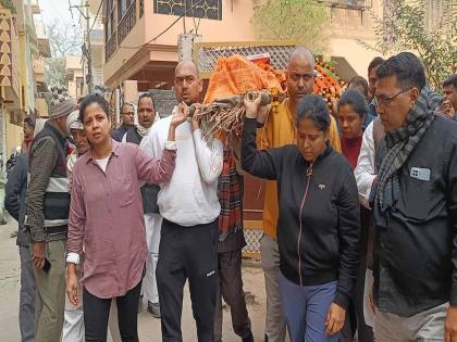 Bihar funeral of the professor couple three daughters gave shoulder to bier | ३ मुलींनी दिला आई वडिलांच्या तिरडीला खांदा; एकाचवेळी घरातून निघाली अंत्ययात्रा