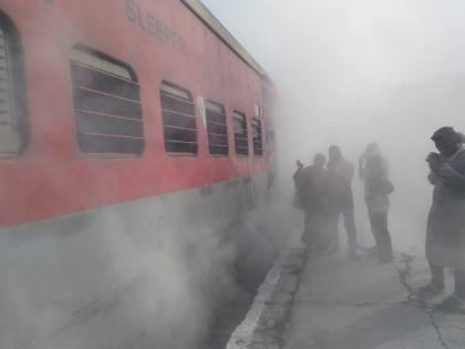 Smoke emitted from passenger train running to Manmad; An atmosphere of fear among passengers | मनमाडला धावत्या प्रवासी रेल्वे गाडीतून निघाला धूर; प्रवाशांमध्ये भीतीचे वातावरण