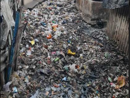 Take action against the authorities of Mira Bhayander Municipal Corporation in the case of drains being blocked with garbage | नाले कचऱ्याने तुंबल्याप्रकरणी मीरा भाईंदर महापालिकेच्या अधिकाऱ्यांवर कारवाई करा