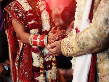 Police arrested a man who married 3 women in Chhatrapati Sambhajinagar | पहिली सोडली, दुसरीशी सूत, तिसरीला पळविली; तीन बायकांच्या आधुनिक ‘लखोबा’स ठोकल्या बेड्या