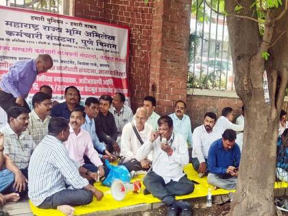 Land records employees insist on strike despite Revenue Minister's warning | महसूलमंत्र्यांच्या इशाऱ्यानंतरही भूमी अभिलेखचे कर्मचारी संपावर ठाम Land records employees insist on strike despite Revenue Minister's warning | महसूलमंत्र्यांच्या इशाऱ्यानंतरही भूमी अभिलेखचे कर्मचारी संपावर ठाम