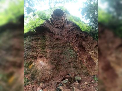 The fortifications at Raj Dindi on the historic Panhalgad collapsed | छ. शिवराय ज्या मार्गानं पन्हाळ्यातून निसटले; त्या राज दिंडी येथील तटबंदी कोसळली