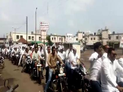 The employees took out a bike rally for 'one pension, old pension' | एकच पेन्शन, जुनी पेन्शनचा नारा देत कर्मचाऱ्यांनी काढली बाइक रॅली