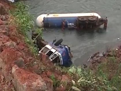 LPG gas tanker Accident in Ratnagiri; Traffic on the Mumbai-Goa highway is still at a standstill | LPG गॅस टँकर नदीत कोसळला; मुंबई-गोवा महामार्गावरील वाहतूक ठप्प