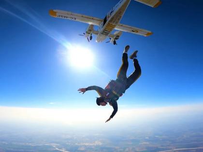 Boyfriend broke up with her; Sad girl jumped from 10000 feet without a parachute | बॉयफ्रेंडने ब्रेकअप केला; दुःखी तरुणीने 10000 फूट उंचीवरुन पॅराशूटशिवाय मारली उडी... Boyfriend broke up with her; Sad girl jumped from 10000 feet without a parachute | बॉयफ्रेंडने ब्रेकअप केला; दुःखी तरुणीने 10000 फूट उंचीवरुन पॅराशूटशिवाय मारली उडी...