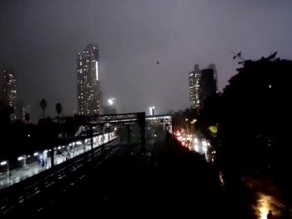 Rain Update: Rain in Mumbai, Thane, Navi Mumbai, Impact on Harbor Railway | Rain Update: मुंबई, नवी मुंबई, ठाणेकर पावसाच्या सरींनी सुखावले; हार्बर रेल्वेसेवा कोलमडली