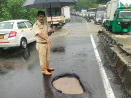 Large potholes on roads in two days thane; The first dead at Mira Road | दोन दिवसात रस्त्यांवर मोठे खड्डे; मीरा रोडला खड्ड्याने घेतला पहिला बळी