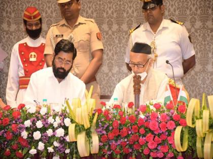 Maharashtra Political Crisis: How was Eknath Shinde sworn in when there was a notice of suspension ?; Shiv Sena's question | नवा पेच! निलंबनाची नोटीस असताना एकनाथ शिंदेंचा शपथविधी कसा?; शिवसेनेचा सवाल