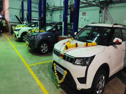 Nashik Boss gives 12 employees a new Mahindra car for Gurupornima | बॉसनं १२ कर्मचाऱ्यांना दिली महिंद्राची नवी कोरी कार; कुटुंबाला बसला सुखद धक्का