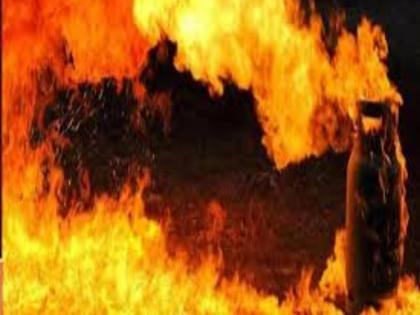 Cylinder caught fire at Vardhamneri; Two girls were burnt in the fire | वर्धमनेरी येथे सिलेंडरनं घेतला पेट; आग लागून दोन मुली भाजल्या