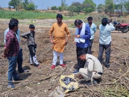 The notes were found while digging in the Motisagar lake in Madhya Pradesh | तलावाच्या खोदकामात JCB च्या खोऱ्यात अडकलं पोतं; उघडून पाहताच पैशाचं घबाड