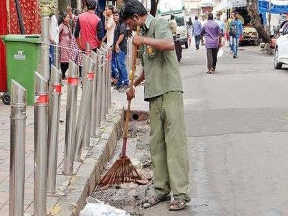 The world of cleaning workers is finally in the open | सफाई कामगारांचा संसार अखेर खुराड्यात