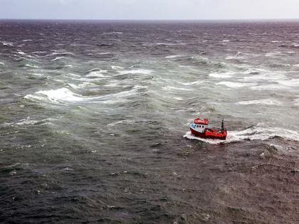 Suspicious boat in Korlai sea?; Coast Guard, Navy helicopters search, nothing found | कोर्लई समुद्रात संशयित बोट?; कोस्ट गार्ड, नेव्हीच्या हेलिकॉप्टरने घेतला शोध, हाती काही नाही