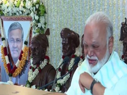 Minister Chhagan Bhujbal sheds tears in memory of Hari Narake, The memory of Hari Narake became very emotional | व्यासपीठावरच मंत्री छगन भुजबळ ढसढसा रडले; हरी नरकेंच्या आठवणीनं भावूक झाले