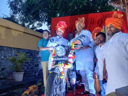 Bullet gift from Udayan Raje to Maharashtra Kesari Prithviraj Patil | कोल्हापूरच्या पठ्ठ्याला उदयनराजेंकडून बुलेट भेट; आवडता नंबर ०००७ दिला थेट