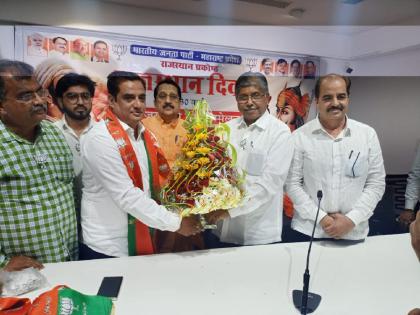 In Ulhasnagar setback to NCP, Kalani supporter Deepak Chhatwani joins BJP | उल्हासनगर राष्ट्रवादीला धक्का, कलानी समर्थक दीपक छतवानी भाजपात