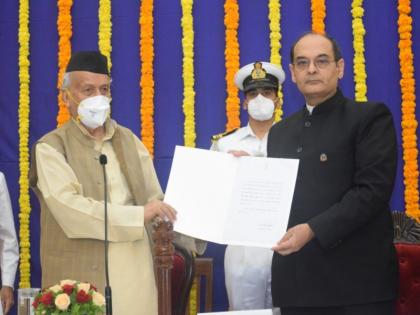 Governor Bhagat Singh Koshyari administered the oath of office to Sanjay Bhatia |  भगतसिंह कोश्यारींनी संजय भाटीया यांना दिली उपलोकायुक्तपदाची शपथ