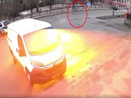 Russia Ukraine War: Cyclist seen being hit by russia explosive missile, Video viral | Russia Ukraine War: यूक्रेनच्या सायकलस्वारावर पडला रशियाच्या तोफेचा गोळा; ४० सेकंदचा थरारक व्हिडीओ