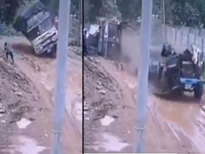 Truck shattered in horrific accident, shocking video; What happened to the driver? See | थरारक व्हिडीओ, भीषण अपघातात ट्रकचे २ तुकडे झाले; ड्रायव्हरचं काय झालं? पाहा