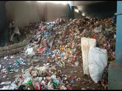 Dombivli railway station becomes dumping ground; KDMC has taken action | डोंबिवली रेल्वे स्थानक झाले डम्पिंग ग्राऊंड; KDMC नं उचललं कठोर पाऊल