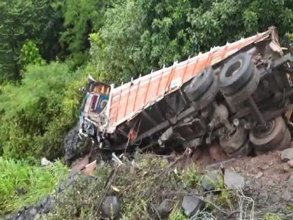 Truck accident at New Kasara Ghat on Mumbai-Agra highway; 1 killed and 3 seriously injured | मुंबई-आग्रा महामार्गावर नवीन कसारा घाटात ट्रकला अपघात; १ ठार तर ३ गंभीर जखमी