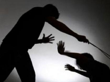 An angry husband stabbed his wife in the head and killed her at Madhya Pradesh | संतापलेल्या पतीने पत्नीच्या डोक्यात फावडा मारुन केली हत्या; कारण ऐकून पोलीस झाले हैराण