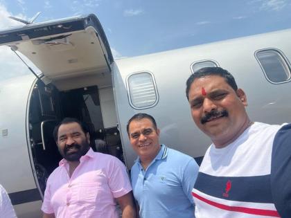 Eknath Shinde Revolt; Eknath Shinde group Share plane photos responds to Shivsena MLA Nitin Deshmukh allegations | गनिमी कावा केला अन् गुवाहाटीतून निसटलो; शिंदे गटानेच चार्टर्ड प्लेननं सोडलं