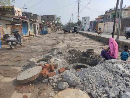 The road was cement concreted and within a month JCB dug potholes, people were angry | रस्त्याचं सिमेंट क्रॉंक्रिटीकरण झालं अन् महिनाभरात जेसीबीनं खड्डे पाडले, लोक संतापले