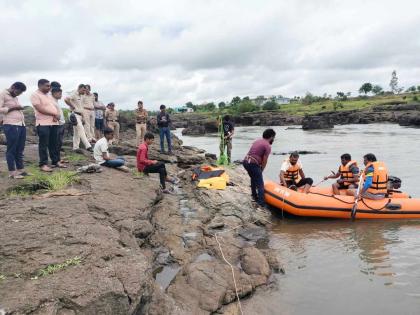 One of the college youth who went to Kundmala for Varsha Vihara drowned in water | वर्षा विहारासाठी आलेल्या युवकाचा बुडून मृत्यू; एक जण वाहून गेला, दोघे बचावले