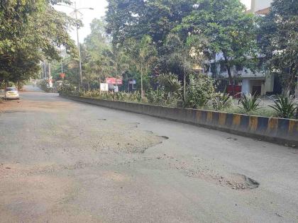 patchwork has been started on potholed roads in Kalyan Dombivli on the occasion of Navratri festival. | केडीएमसीची करणी; कधी होणार इथल्या खड्डयांत भरणी?