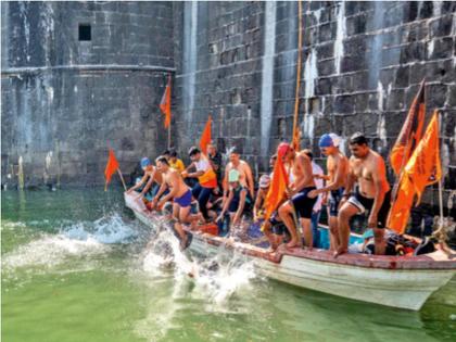 14 students of Kalyan swam the distance from Janjira Fort to Padmadurg Fort in the sea to greet Chhatrapati Shivaji Maharaj | पद्मदुर्गच्या दुरवस्थेकडे लक्ष वेधण्यासाठी ते थेट समुद्रात उतरले 