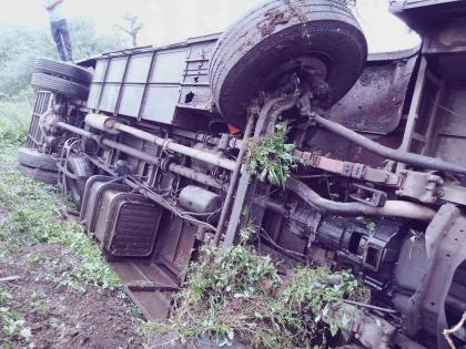 Rushing private bus overturned; Seven to eight passengers injured at buldhana | भरधाव खासगी बस उलटली;  सात ते आठ प्रवासी जखमी