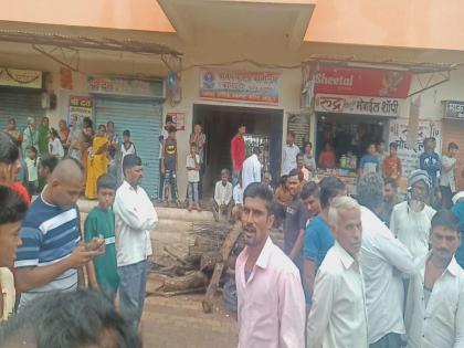 Angry villagers marched for funeral in front of G.P. office; | रस्ता नसल्याने कानळदा ग्रा.पं.कार्यालयासमोर अंत्यसंस्कारासाठी सरसावले संतप्त ग्रामस्थ