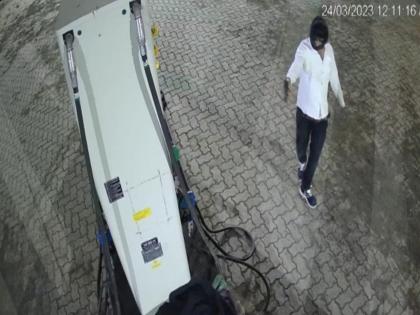 Robbery at petrol pump at gunpoint; The thrill of midnight near Amalner | बंदुकीचा धाक दाखवून पेट्रोल पंपावर लूट; अमळनेरनजीक मध्यरात्रीचा थरार