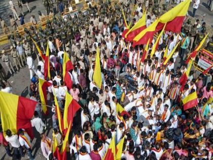 The tension increased! Karnataka crossed the 'boundary'; There was a wave of anger in Maharashtra | तणाव वाढला! कर्नाटकाने ‘सीमा’ ओलांडली; महाराष्ट्रात संतापाची लाट आली