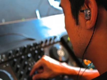 Ear-phones and loud DJs will make you deaf! | कानात इअरफोन्स आणि कर्णकर्कश डीजे बहिरे व्हाल! 