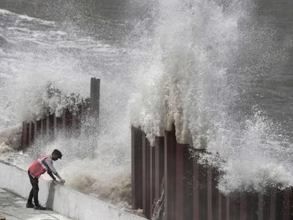 Biparjoy: Heavy rain, downed trees; Storm hit Gujarat, warns till midnight | Biparjoy: मुसळधार पाऊस, झाडे कोसळली; गुजरातला धडकलं वादळ, मध्यरात्रीपर्यंत हाहाकार